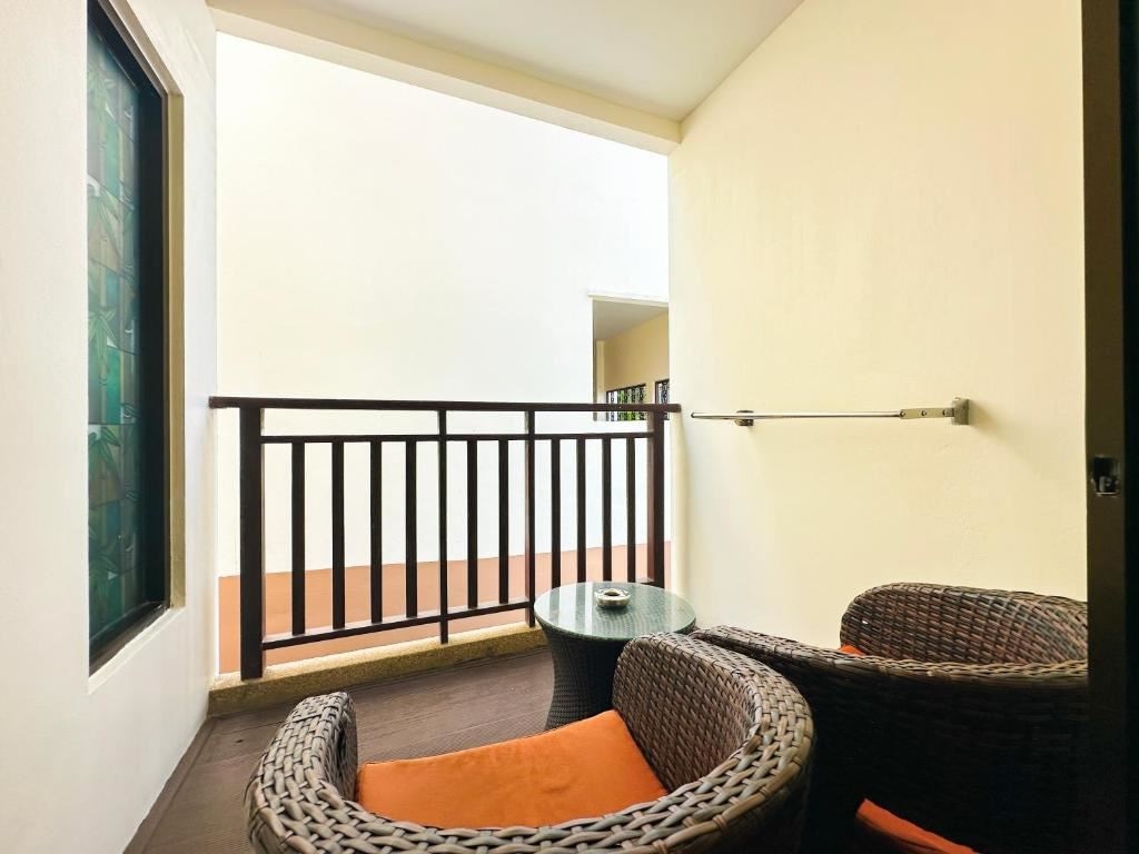 rooms-deluxe-balcony-king