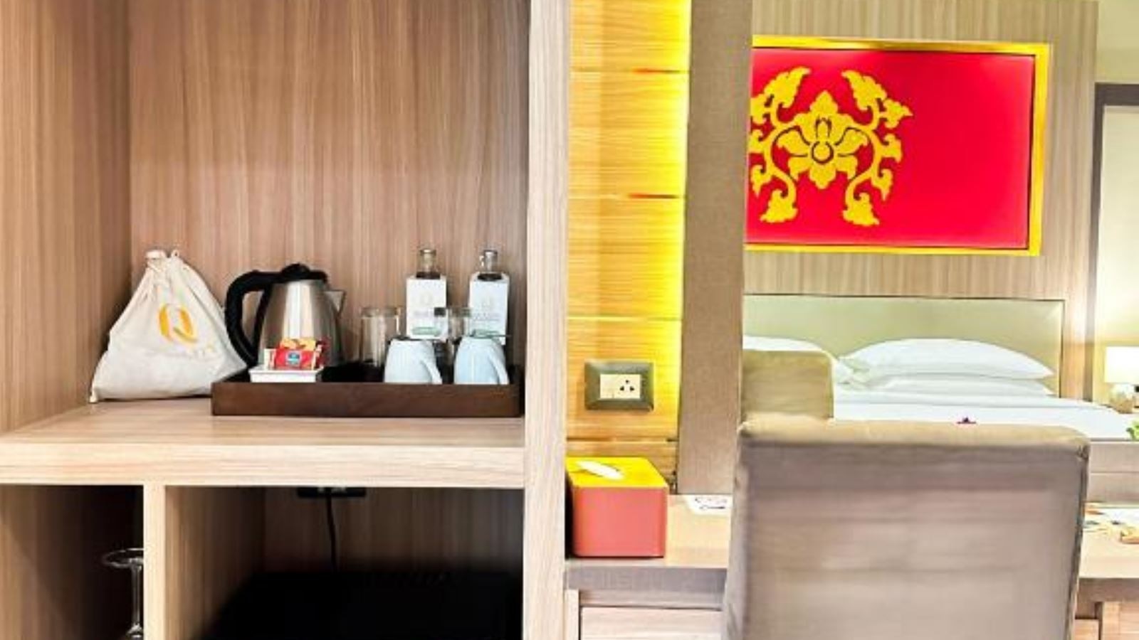 rooms-deluxe-balcony-king