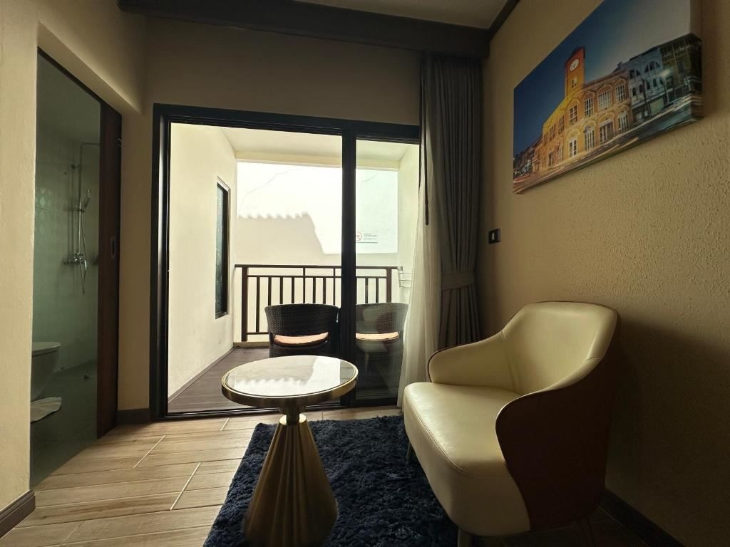 rooms-deluxe-balcony-twin