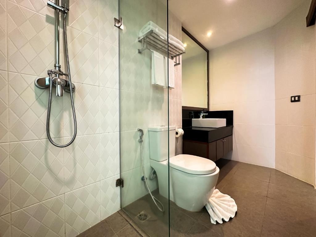 rooms-deluxe-premium-balcony-pool-view